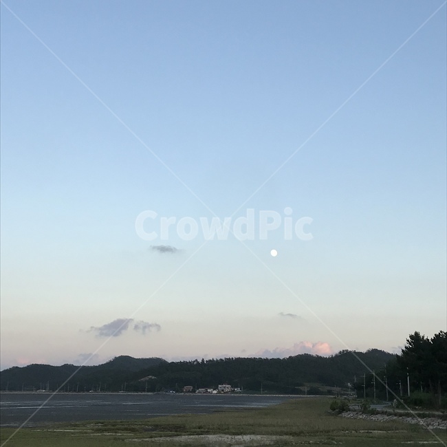 감성,감성사진,풍경,하늘,구름,산,낮달,자연,풍경,nature,landscape,outdoors,옥외,grass,잔디,plant,식물,field,들