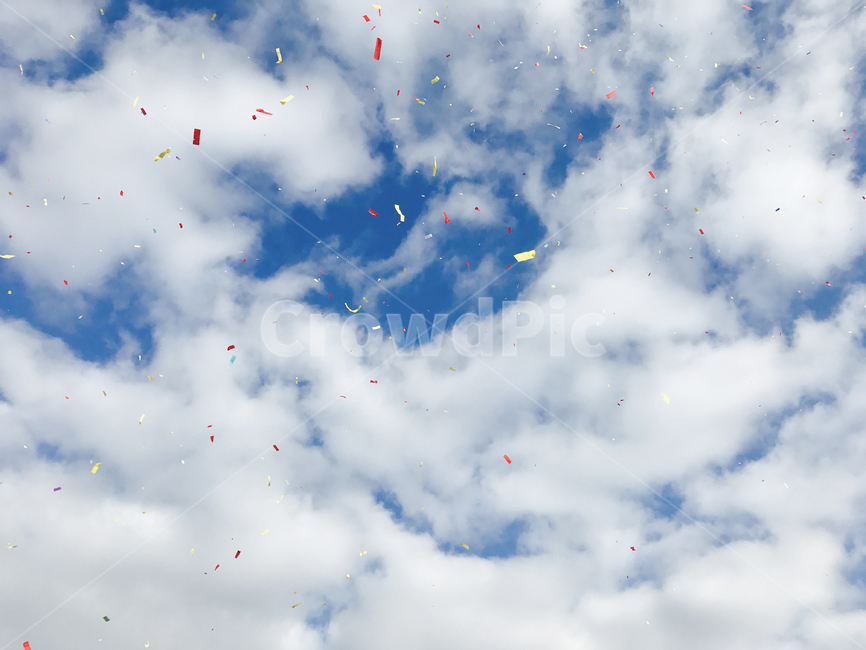 하늘,퍼레이드,컨페티,종이가루,파티,confetti,sky,parade,colorful,구름,cloud,blue,bluesky,white,party,감성사진