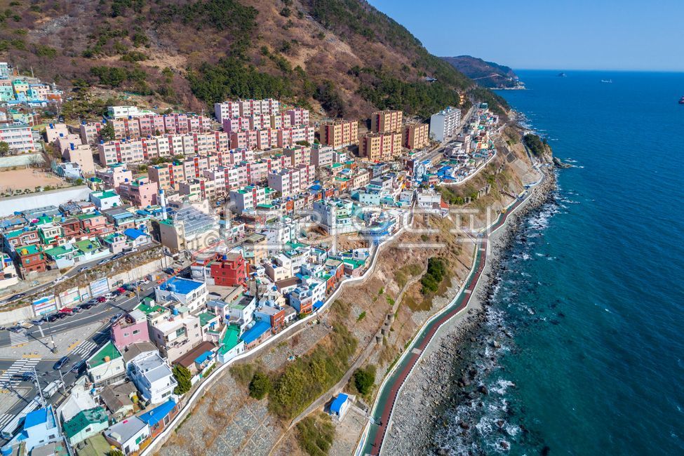 Baeknyeoul Cultural Village,Jeolyeong Coast,Jeolyeong Coastal Trail,Trail,Coast,Coastal Road,Cliff,Perimeter Road,Road,House,House,Village,City,Neighborhood,Sea,Seaside,Busan City,Yeongdo-gu,Aerial View,Bird's Eye View,Outdoors,Ou