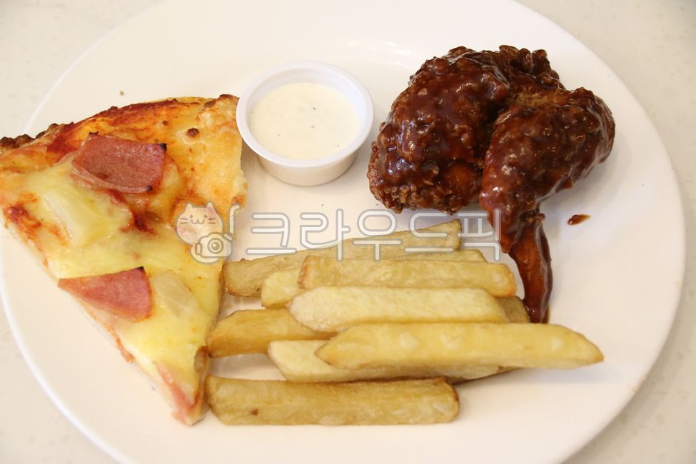 chicken,pizza,French fries,potato,sauce,food