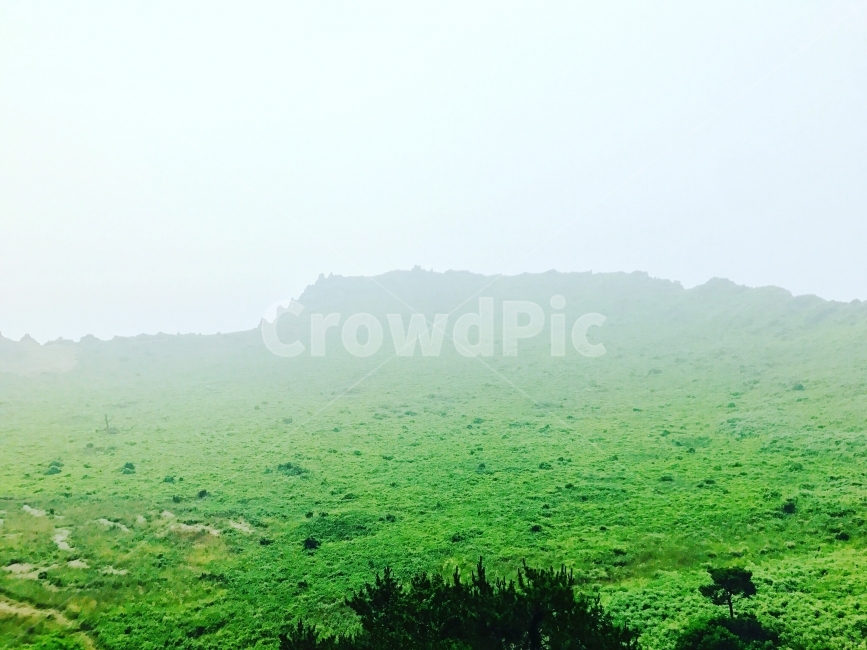 성산일출봉,안개,구름,정상,여름,자연,풍경,nature,landscape,한국자연풍경,한국자연경관,korea nature landscape,제주도,jeju,jeju island,outdoors,옥외,hill,언덕