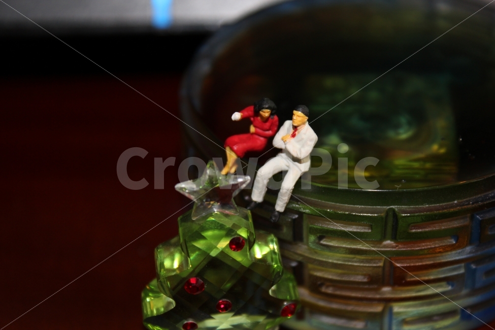 유리,미니어처,여자,남자,인형,앉아있는,glass,miniature,woman,man,figure,sitting,연인,커플,사랑,lover,couple,사물,물건,오브젝트,thing,object,matter,연출,컨셉,콘셉,direction,concept