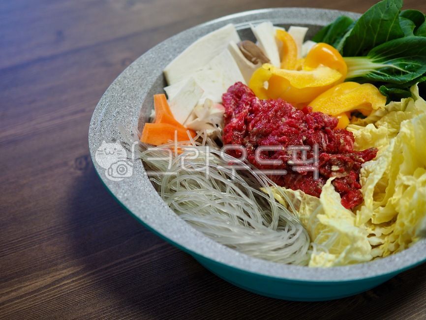 소고기,한국음식,음식,소고기전골,국,찌개,아시아음식,냄비,요리,소고기요리,식사,beef,koreanfood,food,beefhotpot,soup,stew,asianfood,pot,cooking,beefdish,meal,배추,당면,청경채,채소,웰빙,웰빙음식,cabbage,noodle,bokchoy,vegetable,wellbeing,wellnessfood,소고기채소전골