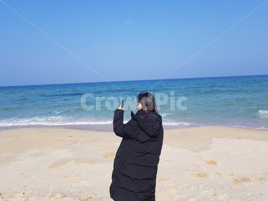 겨울바다,바다,패딩,해변,모래,하늘,강릉,주문진해변,주문진,롱패딩,뒷모습,인물,사람,강원도,구름없는하늘,수평선,동해바다,해변,바다,beach,sea,여성,여자,woman,female,lady