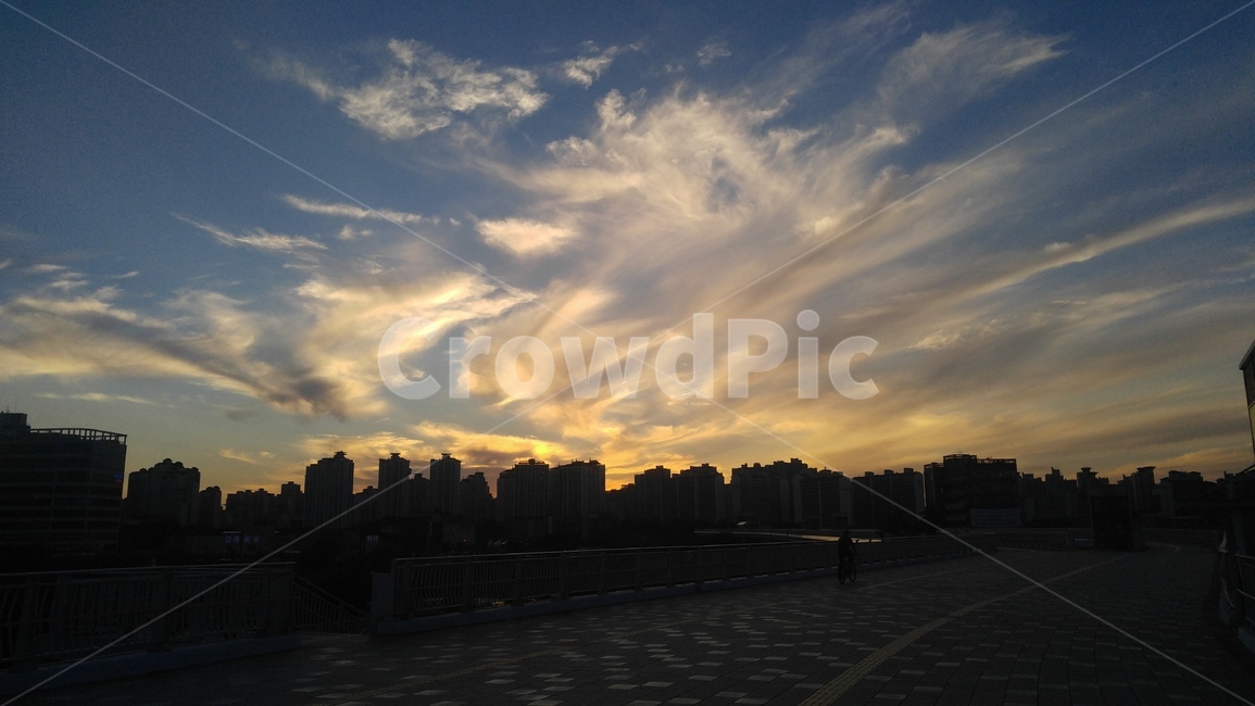 하늘,구름,깃털구름,해질녘,노을,실루엣,건물,아파트,sky,cloud,sunset,도시,풍경,city,landscape,한국도시풍경,한국도시경관,korea cityscape,실루엣,그림자,silhouette,shadow,nature,자연,outdoors,옥외,dawn,새벽,red sky,붉은 하늘,dusk,황혼,일몰