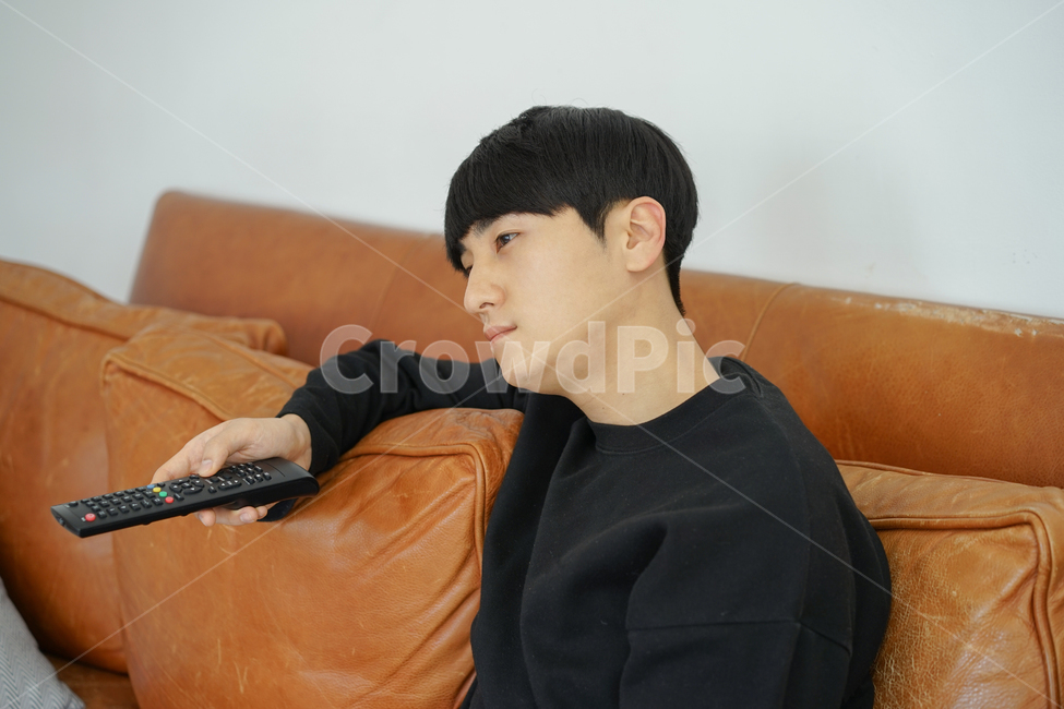 쇼파,소파,휴식,남성,남자,거실,휴일,sofa,실내,쿠션,rest,가구,tv,리모컨,티비,시청,텔레비전,지루함,따분함,심심함,집콕,방구석,일상,집돌이,사람,인물,인간,human,person,남성,남자,man,male