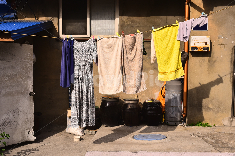 달동네,재개발,빈민촌,집,하우스,건축물,낡은,오래된,가난,poor,house,판자촌,빨래줄,건조,빨래,말리다,햇살,앞마당,옷,누추한