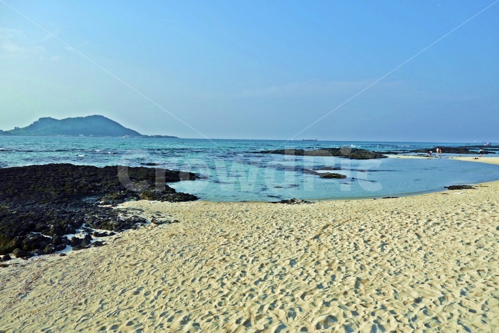 제주도,금능으뜸원해변,비양도,백사장,은색모래,흰모래,현무암,파도,물결,바다,흰,구름,푸른,에메랄드,수평선,섬,자연,풍경,nature,landscape,제주도,jeju,jeju island,water,물,shoreline,해안선,outdoors,옥외,ocean,대양,sea,land,땅