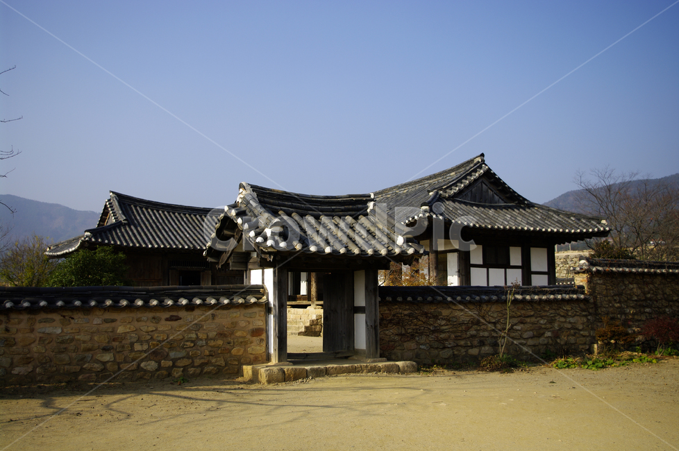 전통가옥,한국,기와집,기와지붕,한옥,담장,한국전통,한국문화,korean traditional,korean culture,건축물,건물외관,exterior,building,structure,architecture,construction