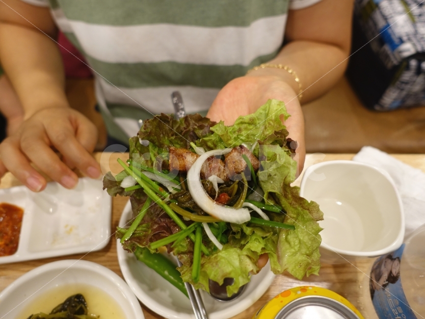 쌈,먹방,푸짐,야채,상추,양파,고추,상추쌈,고기,비타민,삼겹살,사람,인물,인간,human,person,신체일부,몸,body,음식,식재료,요리,food,cook,meal,dishes,food reserves,육류,고기,meat,한식,한국음식,한국요리,korean food,korean dishes,korean meal,korean cook