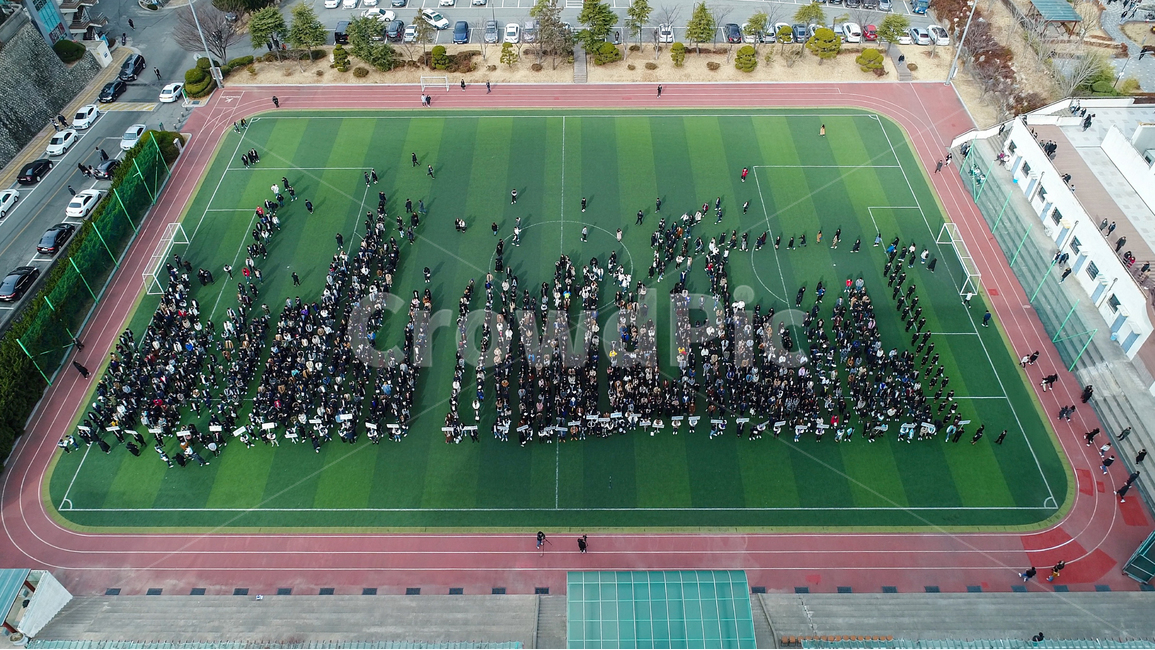 입학식,대학생,학생,운동장,행사,학교,입학,줄,1학년,전교생,나란히,잔디구장,육상트랙,항공촬영,부감,인조잔디,축구골대,사람들,대중,군중,other people,crowd,스포츠,레저,운동,sports,leisure,exercise,교육,학교,공부,education,learning,study,school