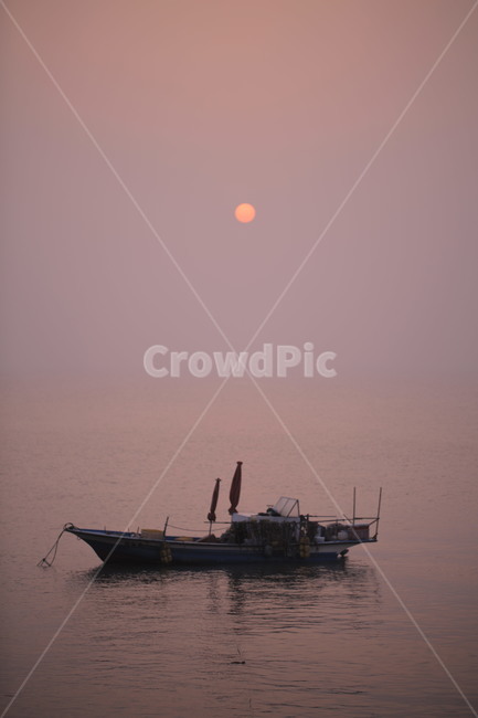 배,나무배,태양,아침,새벽,색감,돛단배,sailingboat,sun,woodenship,자연,풍경,nature,landscape,산업,industry,industrial,어업,fishery,fishing industry,vehicle,차량,transportation,교통,boat,보트,watercraft,선박
