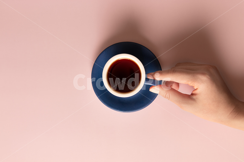 커피,coffee,음료,drink,컵,cup,식기,plate,커피콩,원두,커피원두,coffeebean,coffeebeans,남색,카페,cafe,핑크,pink,분홍,손,hand,인디핑크,coffeecup,커피컵,커피,카페,coffee,cafe