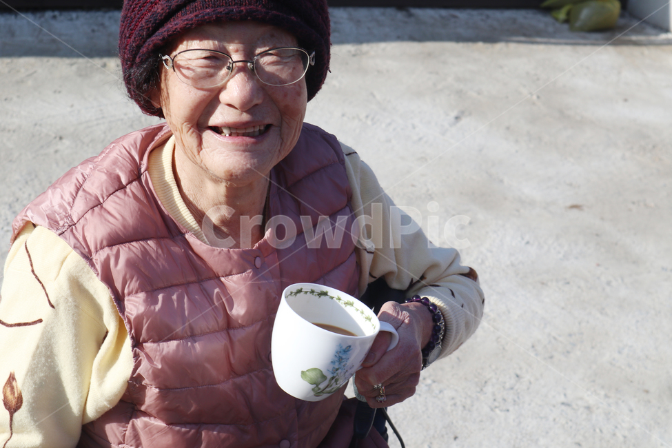 할머니,여자,노인,얼굴표정,인간,사람,커피컵,컵,cup,human,coffeecup,계절,웃음,기분,100세시대,건강,grandmother,안경,모자,사람,인물,인간,human,person,노인,어르신,old man, senior citizen