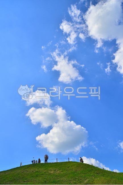 blue sky,Yeoncheon Horogoru Fortress,clouds,azure sky,sunny day,cloud,Castle ruins,healing,hill road,photo zone,weather,human,Three Kingdoms Period Castle,sky,greenfield,green,nature,chair,clear,grassland,environment,outdoors,field,person,Yeoncheonhorogor