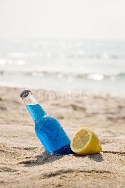 해변,모래사장,음료수,병,레몬,여름,백사장,파도,배경,백그라운드,물보라,바닷가,과일,여름,계절,summer,season,해변,바다,beach,sea,여행,휴가,traveling,vacation,trip,음식,식재료,요리,food,cook,meal,dishes,food reserves,과일,열매,fruit,음료수,drink,beverage,감성,sensible,feeling,휴식,힐링,rest,relaxation,healing,색깔,색상,색채,색감,color sense,color sensitivity,feeling of color,연출,컨셉,콘셉,direction,concept