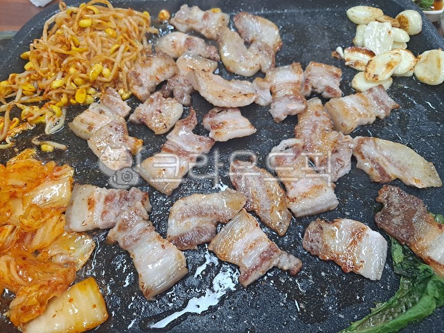 side dish,pork belly,meat,pork,dinner,food