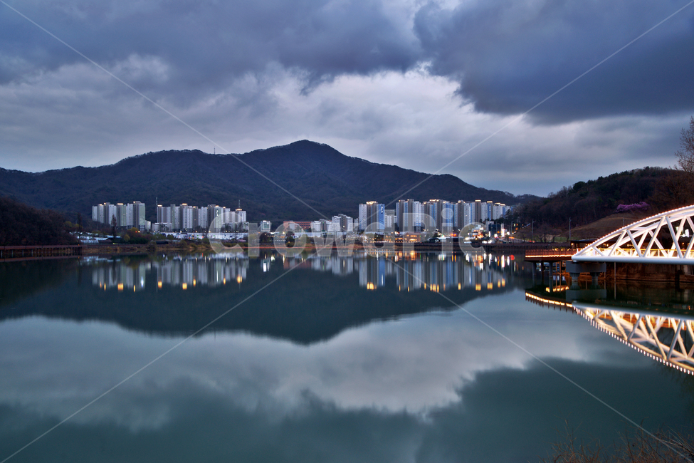 백운호수,탐방로,다리,호수,야경,구름,조명,반영,백운산,아파트,야경,밤,풍경,nightscape,night,landscape,도시,city,한국도시풍경,한국도시경관,korea cityscape,water,물,nature,자연,outdoors,옥외