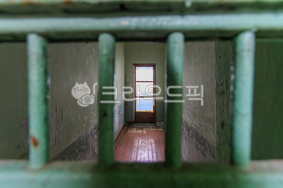 detention facility,correctional facility,ward,imprisoned,prison