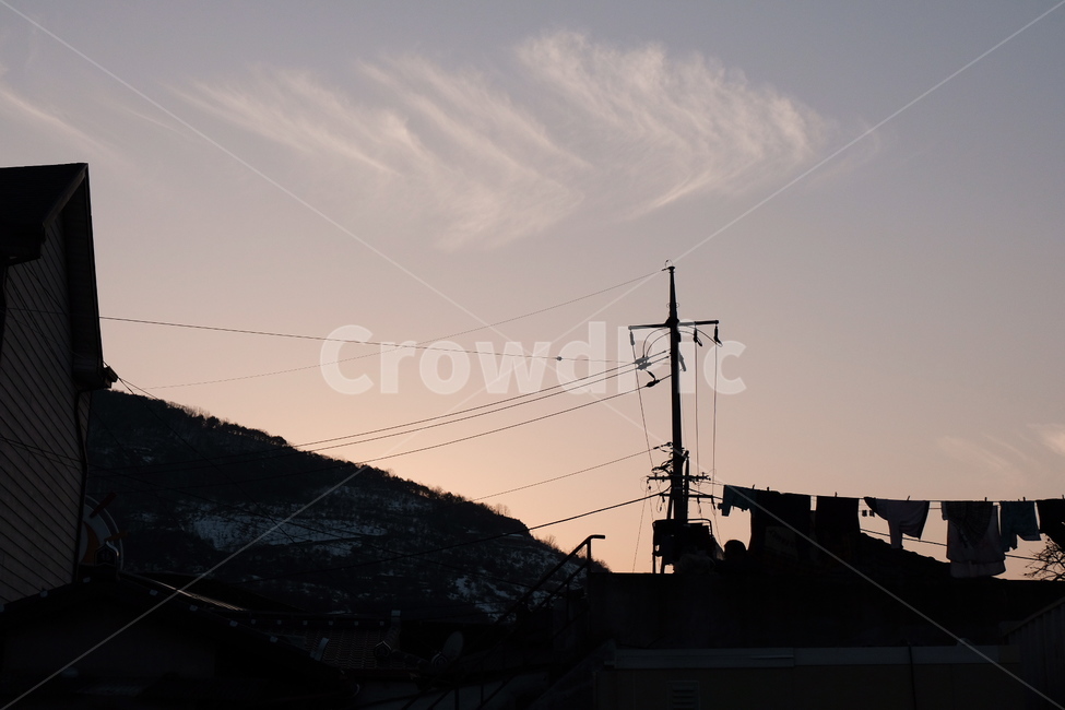 하늘,sky,구름,cloud,그림자,전봇대,빨래,건물,시골,shadow