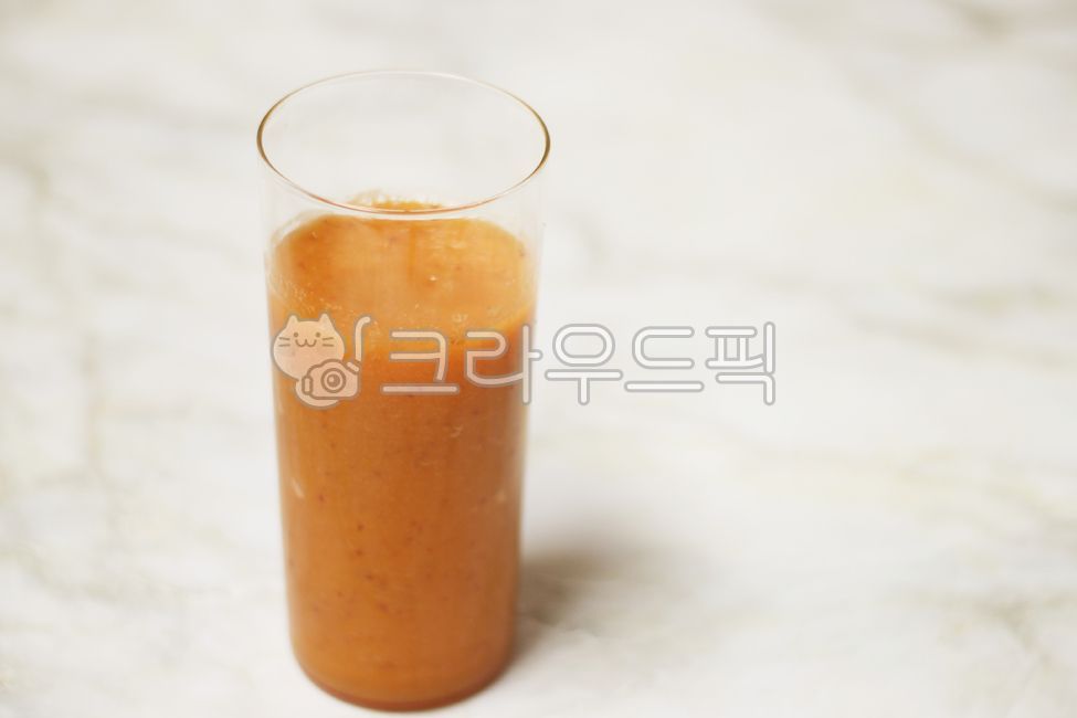 Carrot juice,apple juice,apple carrot juice,healthy juice,juice,apple carrot,healthy drink,drink,carrot drink,apple drink,carrot apple drink,smoothie,fresh fruit juice,fruit juice,fruit smoothie,homemade juice,orange drink,tangerine juice