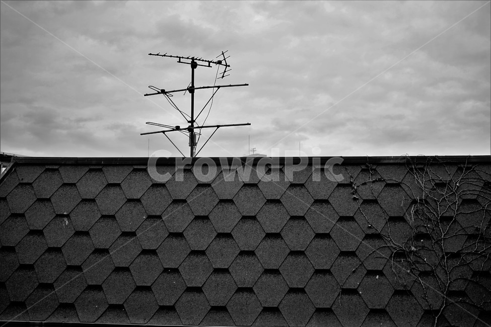 지붕,안테나,전파,흐린날,흑백,구름,bw,monotone,cloudy,수신장치,TV,신호,흑백,모노톤,monochrome,black and white,건축물,건물외관,exterior,building,structure,architecture,construction