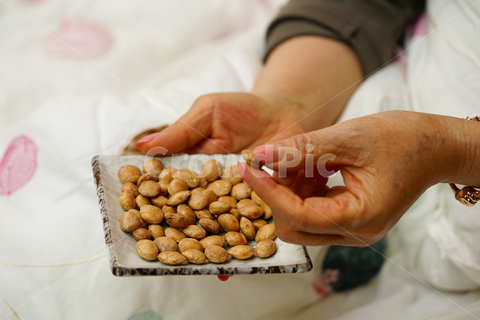 견과류,사차인치,안주거리,안주,먹거리,건강식품,건강,열매,음식,간식,간식거리,맥주안주,주전부리,사람,인물,인간,human,person,신체일부,몸,body,건강,헬스웨어,헬스케어,healthware,health care,음식,식재료,요리,food,cook,meal,dishes,food reserves,콩류,견과류,beans,pulse,nuts,dry fruits