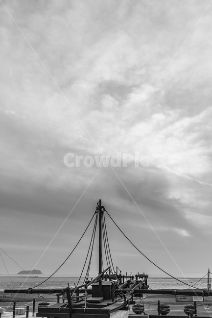 곳배,어선,장봉도,방파재,하늘,풍경,휴가,수평선,구름,흑백,모노톤,monochrome,black and white,산업,industry,industrial,어업,fishery,fishing industry