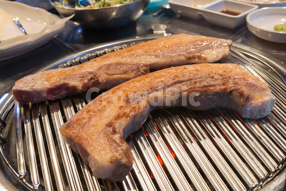 삼겹살,불판,돼지고기,오겹살,삼겹살구이,덩어리,조각,맛있는,음식,한국요리,요리,고기,육류,기름진,지방,살코기,외식,회식,음식점,음식,식재료,요리,food,cook,meal,dishes,food reserves,육류,고기,meat