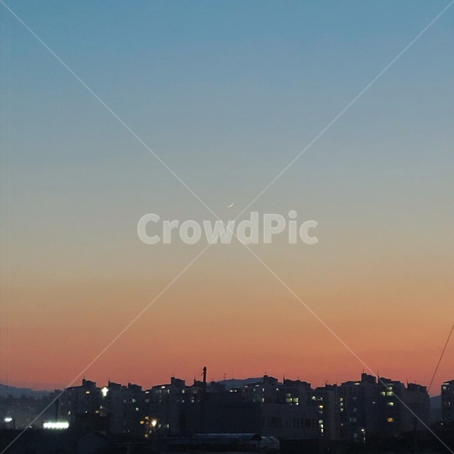 달,초승달,도시,노을,저녁,야경,밤,풍경,nightscape,night,landscape,도시,city,outdoors,옥외,nature,자연
