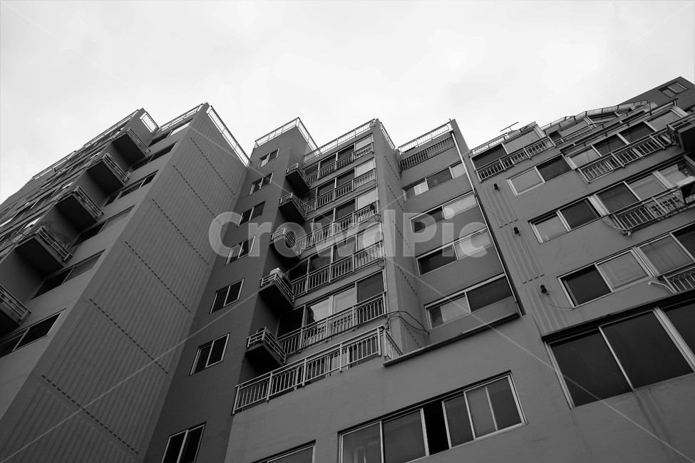 아파트,소형아파트,건물,인공,하늘,다세대,다가구,거주지,집단,베란다,창,펜스,mansion,apartment,building,sky,residence,유리창,샤시,주택,재개발,재건축,투자,투기,도시,풍경,city,landscape,한국도시풍경,한국도시경관,korea cityscape,흑백,모노톤,monochrome,black and white