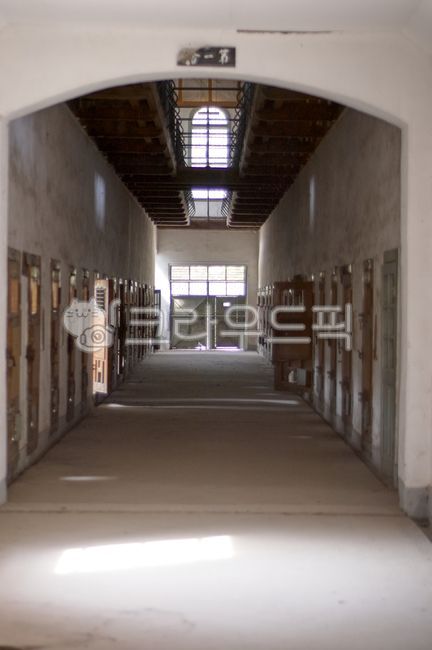 corridor,flooring,Japanese occupation,inside,building,historical place,indoors,independence activist,floor,prison,architecture,History Exhibition Hall,japanesecolonialperiod,koreanliberationactivists,Old building,history museum,seoul,korea,historical buil