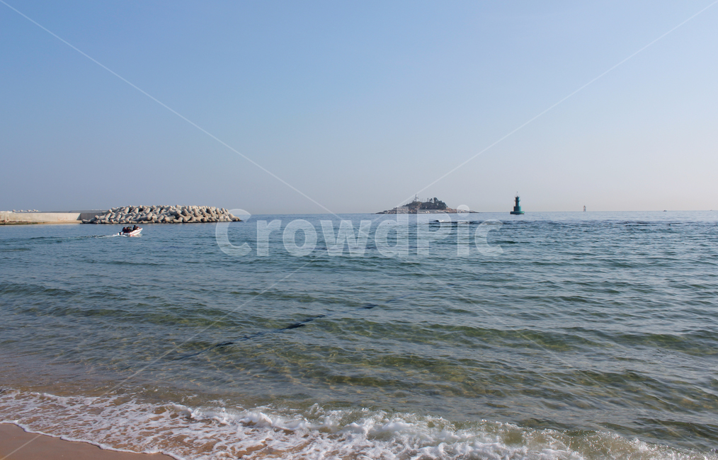 한국,대한민국,배,보트,교통수단,방파제,안전,보호,시멘트,자연,풍경,바닷가,해안,해안가,모래,모래사장,해변,해수욕장,모래밭,물,바닷물,바다,물결,젖은,맑은,깨끗한,브라운,투명한,투명,파도,갈색,파랑,블루,청색,해안선,파란색,바다풍경,물가,뭍,육지,하늘,낮,섬