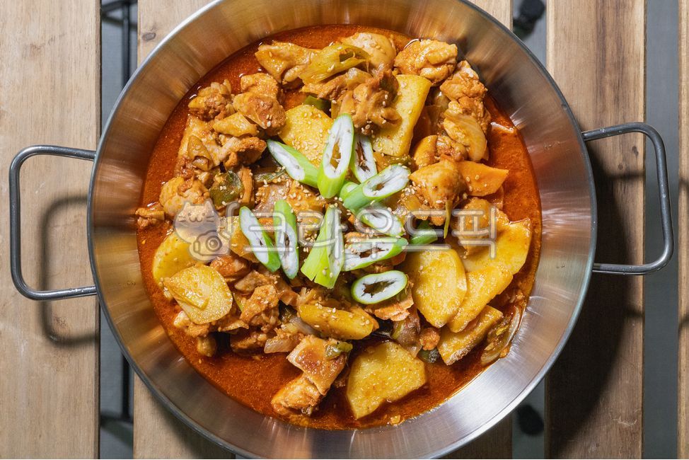 닭볶음탕,닭도리탕,닭볶음탕요리,요리,음식,food,식사,meal,접시,닭매운탕,볶음요리,볶음음식,맛집,대파,파,닭메뉴,닭요리,초복,중복,말복,초복음식,말복음식,중복음식,식재료,cook,dishes,foodreserves,메뉴,빨간색,빨강,red,spicy,한식,빨간음식,매운음식,육류,고기