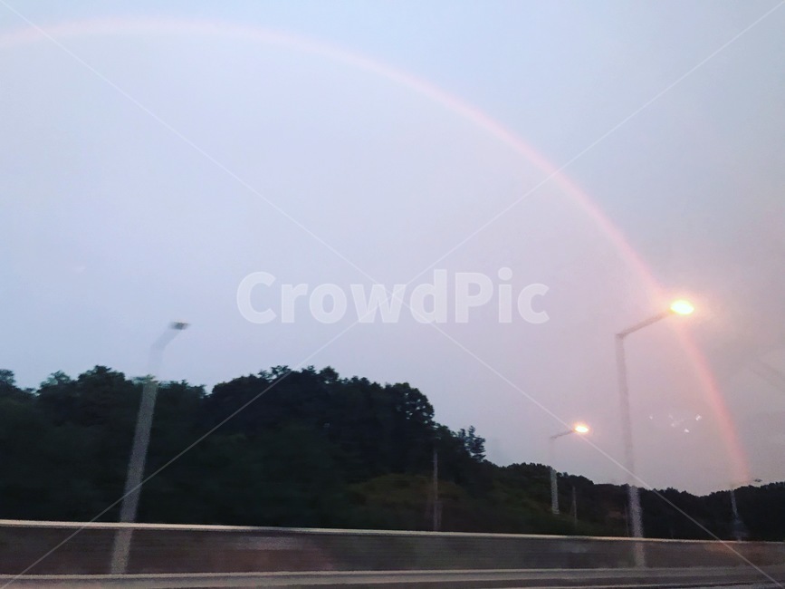 하늘,무지개,비온뒤,도로,가로등,nature,자연,outdoors,옥외,sky