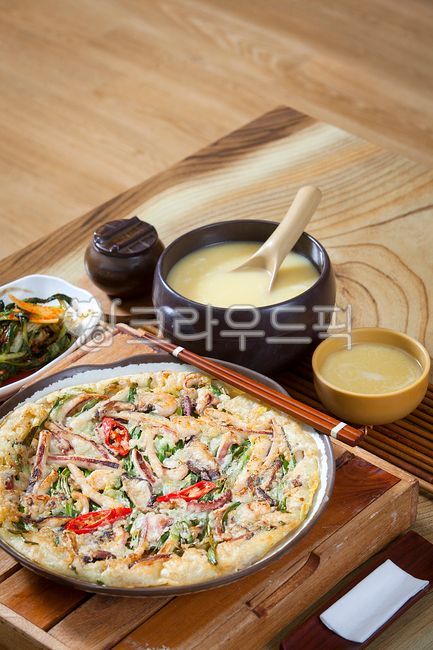 동동주,막걸리,전,해물파전,해물요리,오징어,고추,야채,채소,부침,파전,전통,민속주,전통주,전통술,찹쌀동동주,옥수수동동주,쌀막걸리,민속주점,전통시장,시장음식,막걸리잔,술안주,막걸리안주,동동주안주,음식,음식점,전통음식점,식당,항아리,접시,접시받침,트레이,원목트레이,나무받침,원목받침,대나무,대나무받침,물수건받침,별미,간식,요리,한국요리,전통요리,전통음식,한국음식점,식사,한식