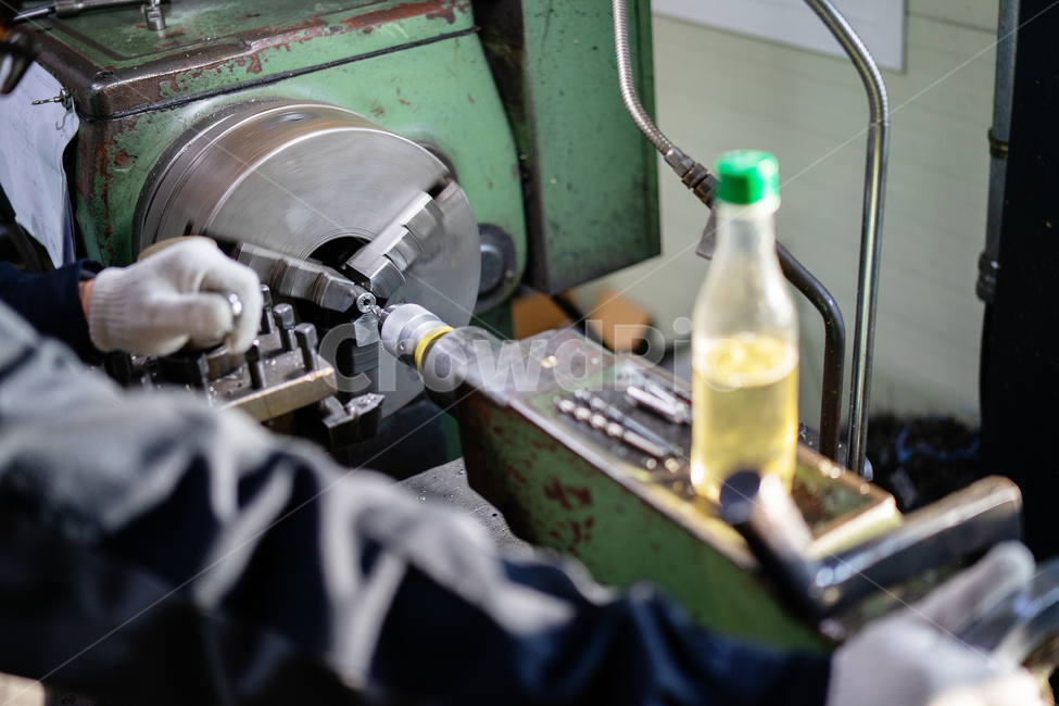lathe,lathemachine,drilling,drill,drillingprocess,operator,engineer,craft,workshop,factory,manufacturing,작업자,선반공,선반,범용선반,구멍뚫기,선반작업,작업,가공,부품가공,드릴,드릴링,제조,제조업,산업,공장,엔지니어,기술자,산업,industry,industrial