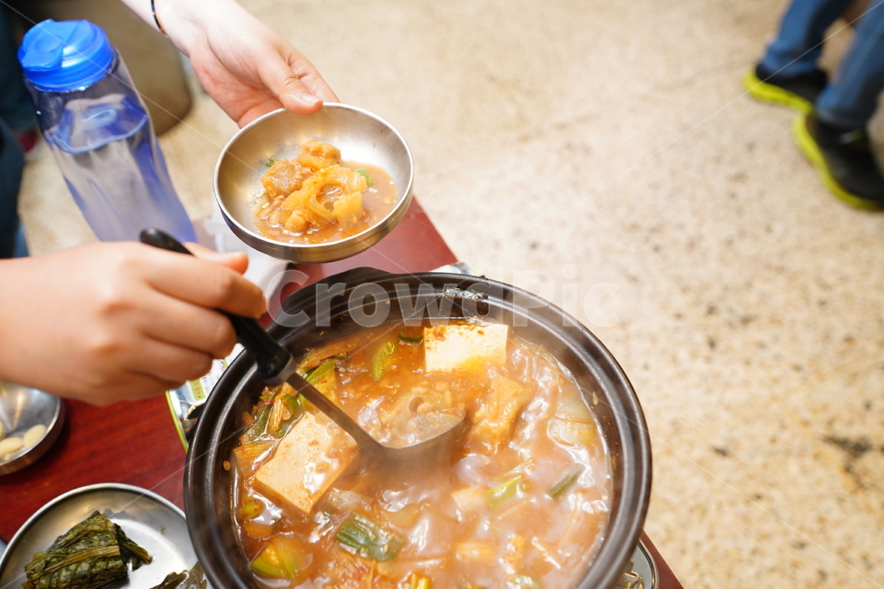 찌개,국물,음식,한식,냄비,푸드,bowl,사발,요리,식사,인간,사람,person,음식,식재료,요리,food,cook,meal,dishes,food reserves