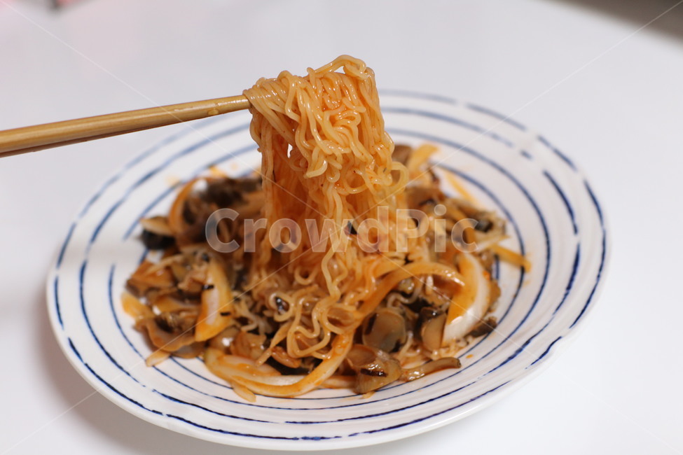 비빔면,골뱅이,골빔면,국수,골뱅이비빔,한국음식,한국요리,한식,양파,접시,dishes,식재료,음식,점심,야식,간단한음식,매운맛,매운음식,젓가락,한젓갈,한젓가락,koreanfood,koreancook,koreanmeal,조합