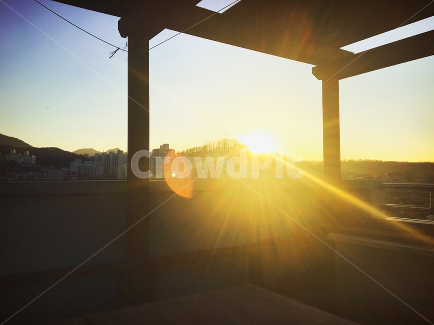 옥상,뷰,아침,빛,햇살,아침햇살,햇빛,따뜻,새벽,태양,반사,노랑,roof,rooftop,morning,light,sunny,sunlight,sunrise,yellow,모닝,동네,주택,감성,루프탑,일출,여유,풍경,햇볕,화사함,도시,풍경,city,landscape,flare,플레어