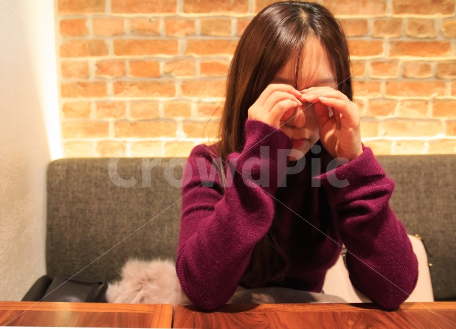 졸린,피곤한,피로,슬픈,우는,여성,여자,인물,눈물,흘리는,눈비비는,슬픔,짜증,생각,카페,실내,사람,인물,인간,human,person,여성,여자,woman,female,lady,감정표현,기분,feeling,emotion