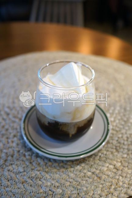 커피,카페,아인슈페너,비엔나커피,크림,음료,음식,food,beverage,cream,coffee,cafe,viennacoffee,원목테이블,나무,wood,woodentable,table,유리컵,컵받침,감성,아이스크림