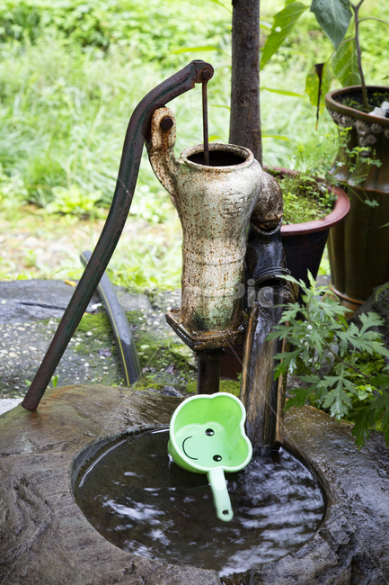 지하수,펌프,물바가지,식물,고인물,깨끗한,식수,손잡이,야외,녹슬은,쇠,스마일,water,물