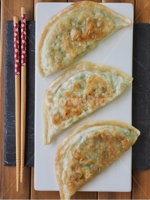 dumpling,plate,Korean culture,Chinese food,food,food culture,Baked dumplings,Asia,Grilled dumplings,background,culture,Asian food,Flat dumplings,tradition