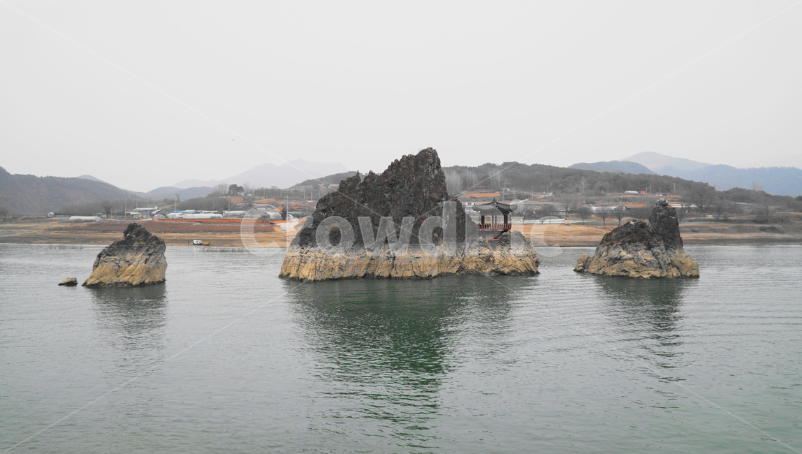 단양팔경,도담삼봉,충청도,저수지,삼봉,자연,풍경,nature,landscape,한국자연풍경,한국자연경관,korea nature landscape,outdoors,옥외,land,땅,water,물,sea,바다,ocean,대양,shoreline,해안선,coast,연안
