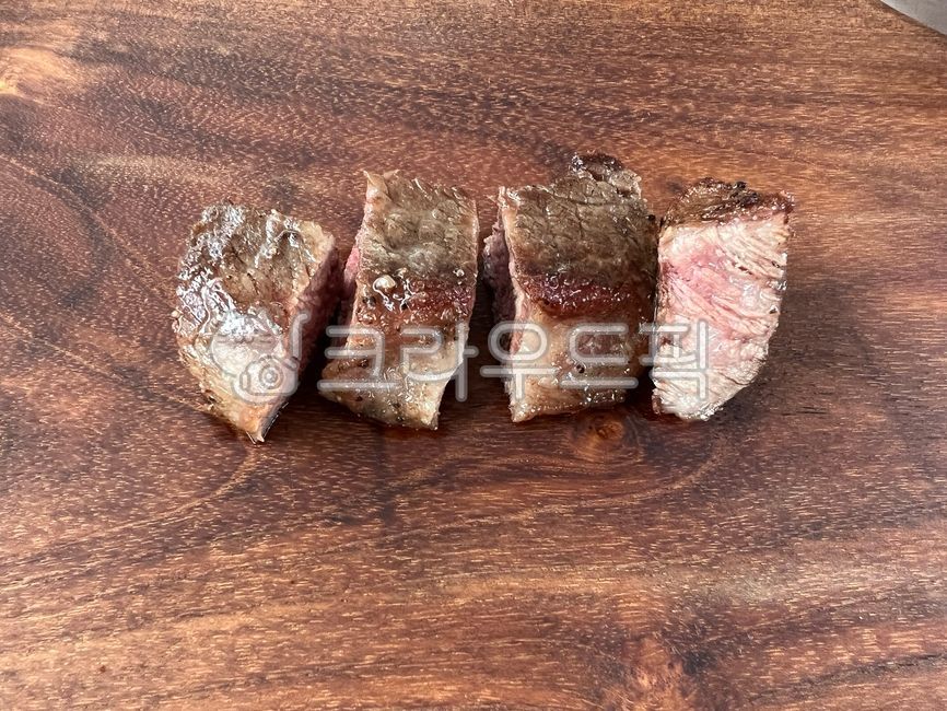 소고기,고기,스테이크,조각스테이크,큐브스테이크,도마위요리,캠핑,캠핑먹방,캠핑요리,beef,steak
