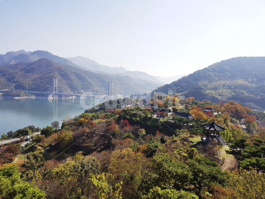 자연,하늘,가을,단풍,역사,문화,컬러,깨끗한,맑음,날씨,파란,한국,산,휴가,한옥,불교,다리,강,물,정상,기와집,항공샷