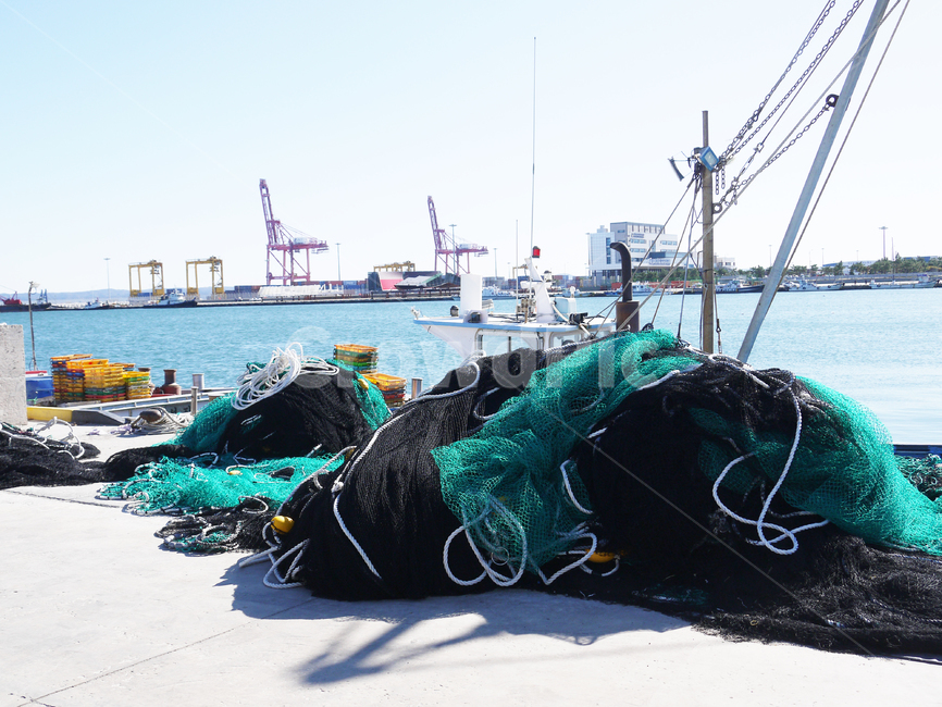 accessory,angling,aquaculture,background,catch,coast,commercial,cover,ecosystem,equipment,fish,fisherman,fishery,fishing,fishingindustry,fishinggear,fishingnet,fishnet,harbor,heap,hunting,illustration,industrial,industry,knot,maritime,mesh,nautical,net,nets,netting,pattern,professional,quay,rope,sea,tool,trawlernet,work,어망,그물,낚시,양식업,잡기,연안,어촌,장비,낚시장비,물고기,어업,낚시그물,망사,항구,작업,어업,fishery,fishing industry