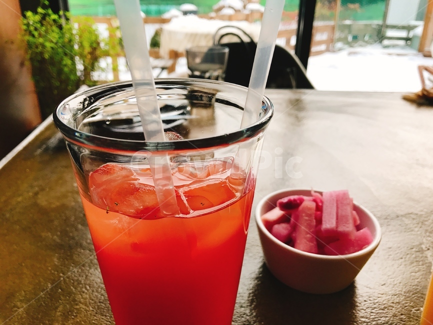자몽주스,주스,카페,cafe,유리컵,따뜻한,포근한,빈티지,레스토랑,빨대,얼음,음료수,drink,beverage