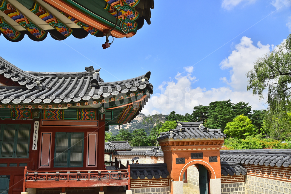 sights,ancientpalace,entrance door,pattern,house,building,cloud,sunny day,Gyeongbokgung,gyeongbokgungpalace,tile,palace,sky,Palace,clear,korean,structure,seoul,Joseon Dynasty,traditional,background,Dancheong,old palace,Korean tradition
